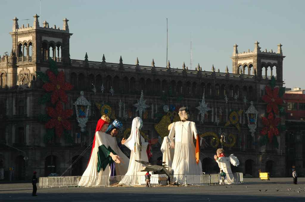 0370_Mexico,_plaza_de_la_constitucion.JPG