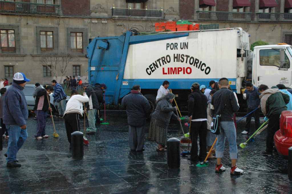 0380_Mexico,_plaza_de_la_constitucion.JPG