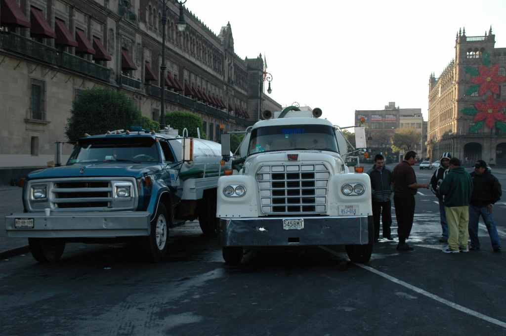 0390_Mexico,_plaza_de_la_constitucion.JPG