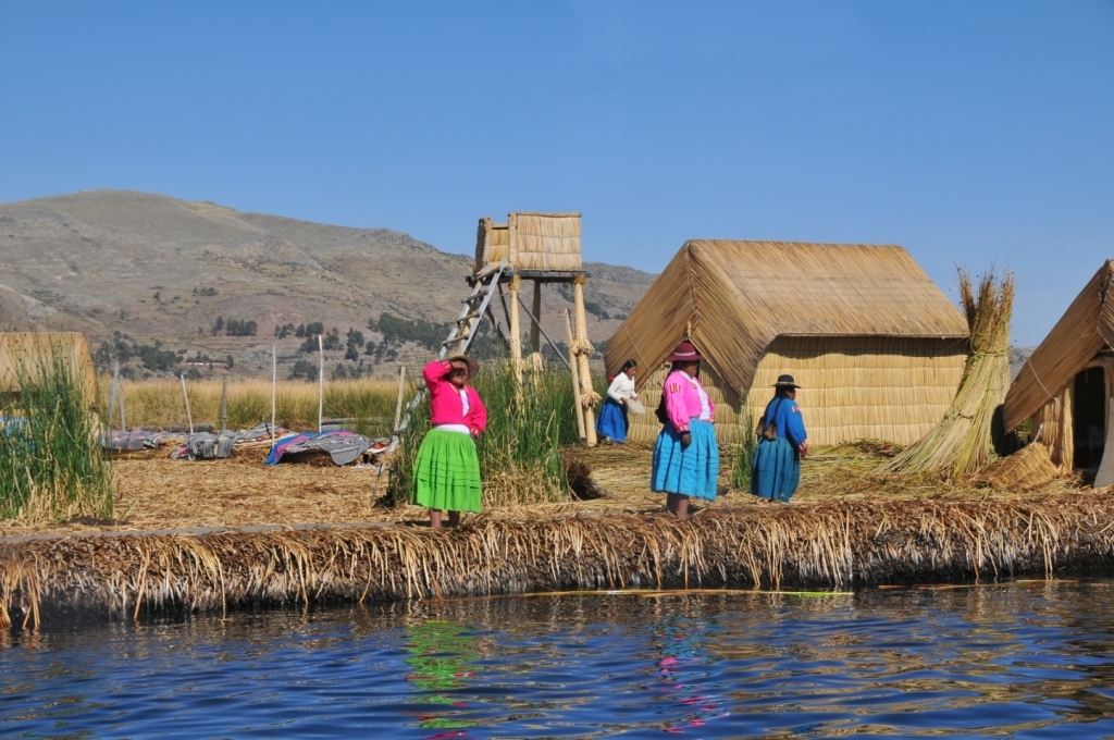 09030_lac_Titicaca,_iles_flottantes_DSE_3255.JPG