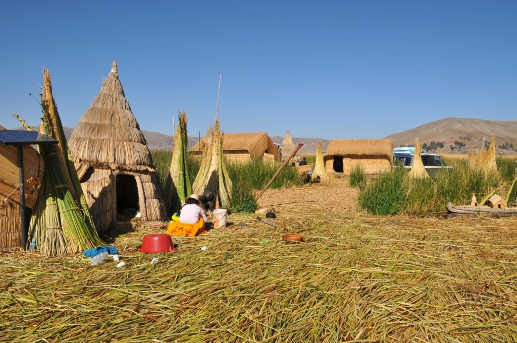 09070_lac_Titicaca,_iles_flottantes_DSE_3261.JPG