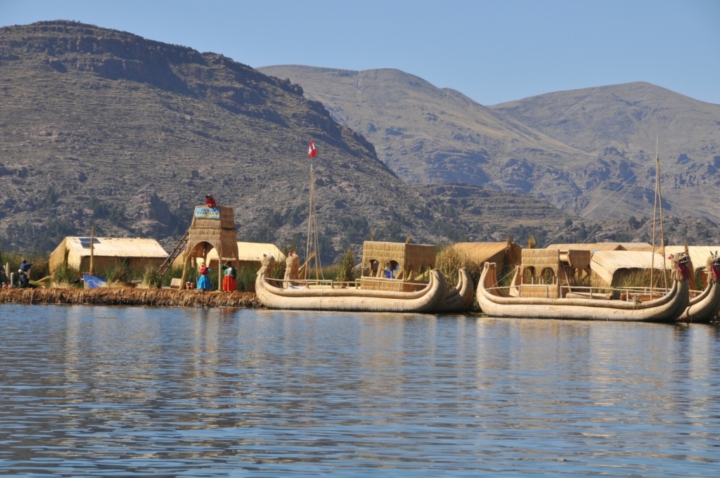 09240_lac_Titicaca,_iles_flottantes_DSE_3280.JPG